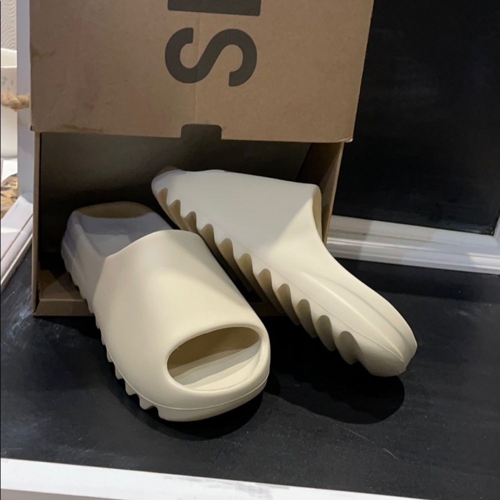 Yeezy slides - Picture 1 of 3